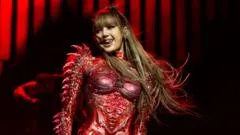 Lisa纪录片深度解析:揭秘种族争议、K-pop体制压力与她寻找个人觉醒之路的艰辛历程