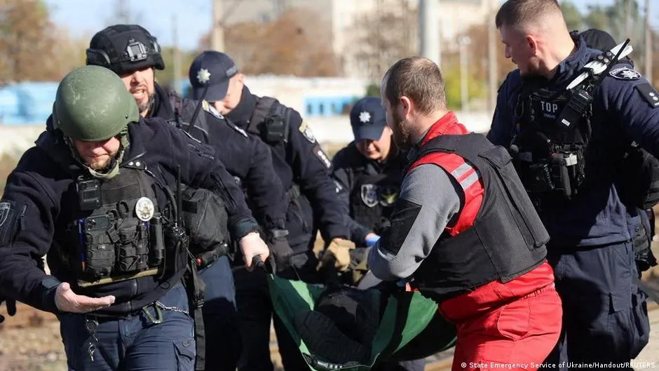 第聂伯罗火车站无人机袭击导致13人死亡,乌克兰铁路系统脆弱性引发国际关注